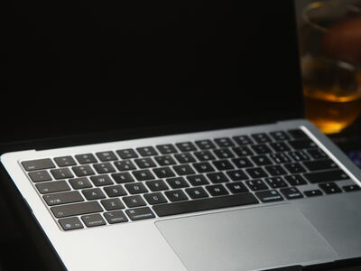 MacBook Air aberto sobre a mesa, visto de lado