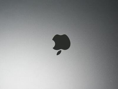 MacBook Air fechado, tampa prata com a maçã da Apple
