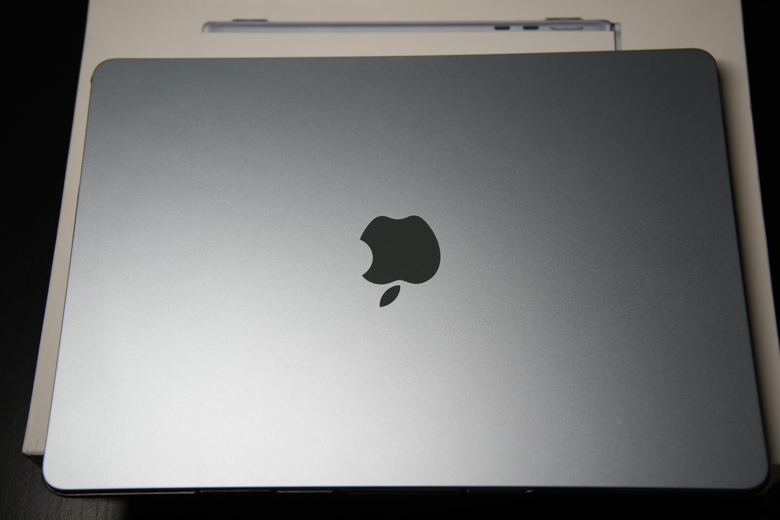 MacBook Air fechado, tampa prata com a maçã da Apple