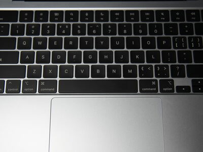 Teclado e trackpad vistos de cima